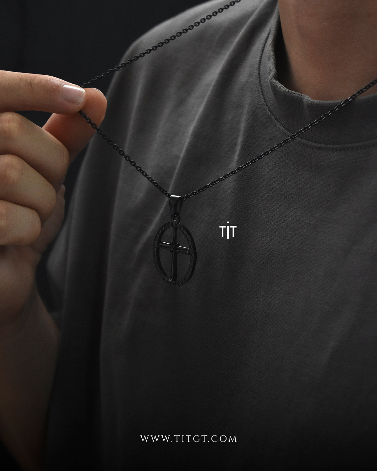 Collar Cruz en Circulo Negro