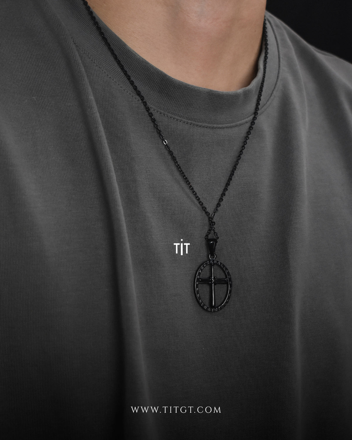 Collar Cruz en Circulo Negro