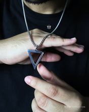 Cargar imagen en el visor de la galería, Collar Triángulo Invertido Plateado
